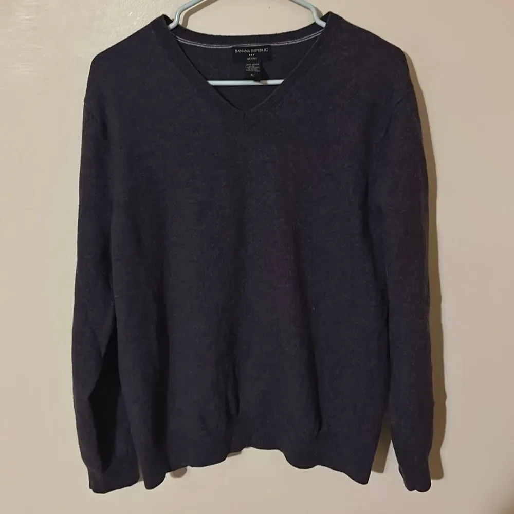 Banana Republic V Neck purple 100% merino wool Sweater size XL
